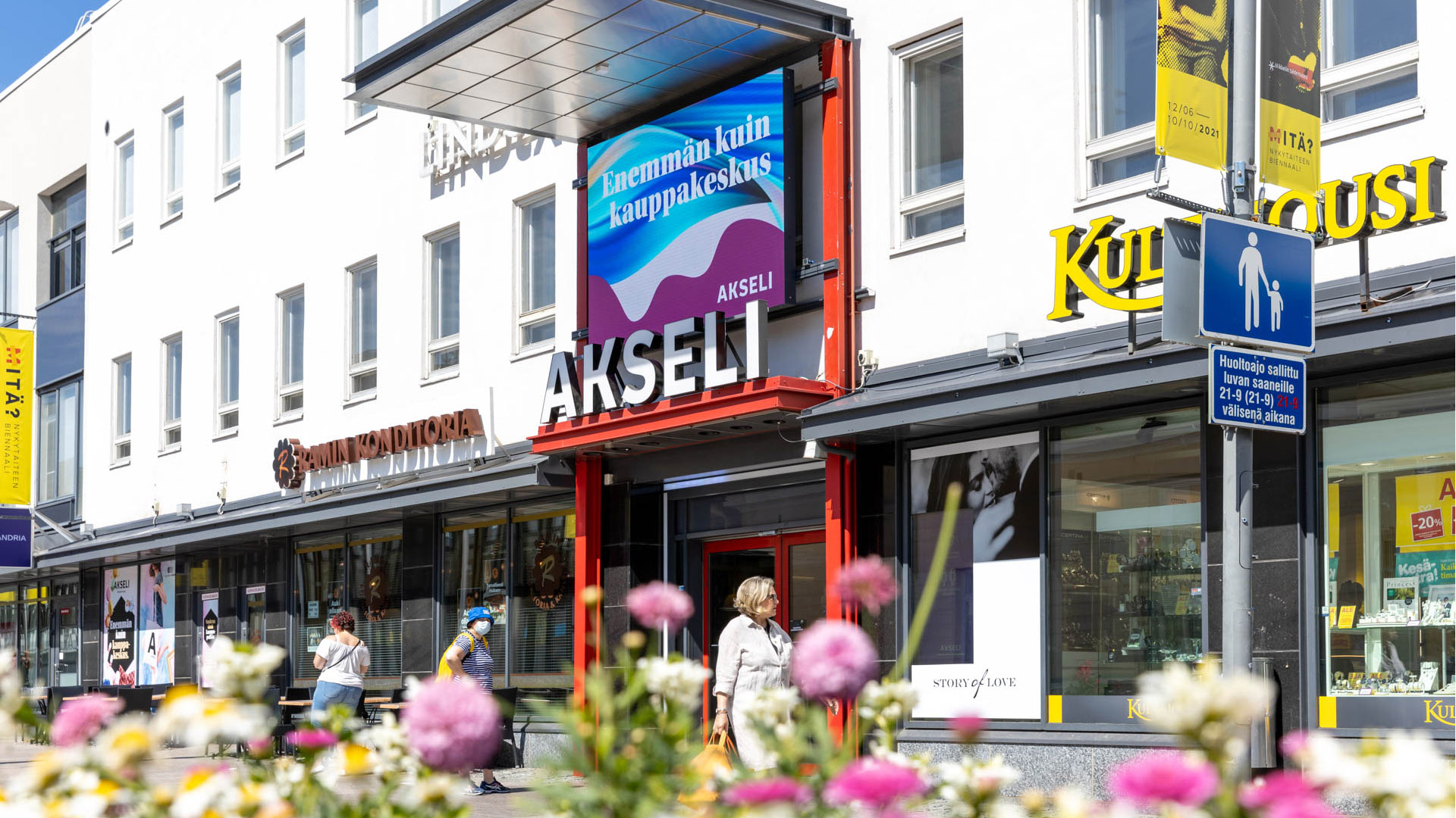 Akselin sisäänkäyntejä piristämään ovat ilmestyneet ovien yläpuolelle asennetut LED-valomainostaulut.