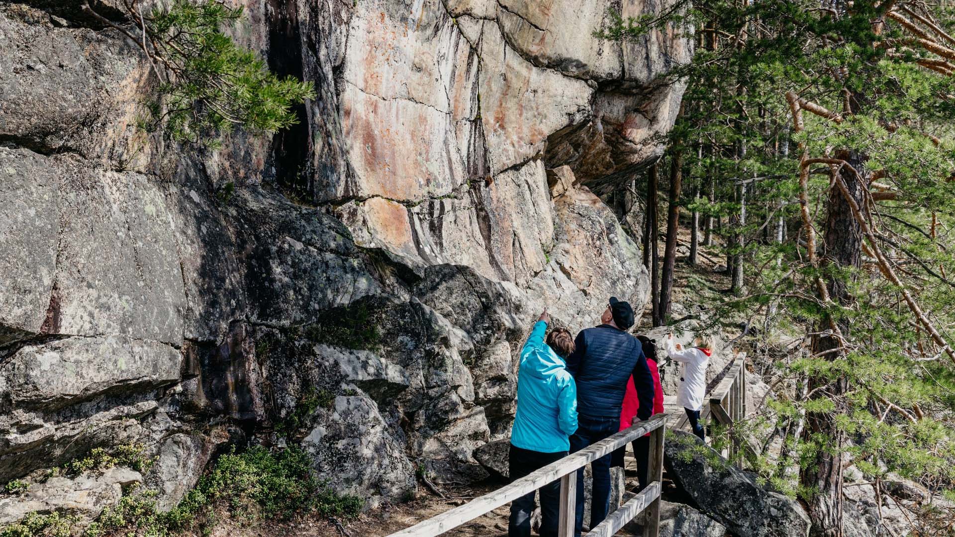 Astuvansalmen retkikokonaisuuden helmi on tietenkin itse Astuvansalmen kalliomaalaukset, joita matkalla pääsee ihastelemaan vesiltä käsin kuin myös aivan lähietäisyydeltäkin.