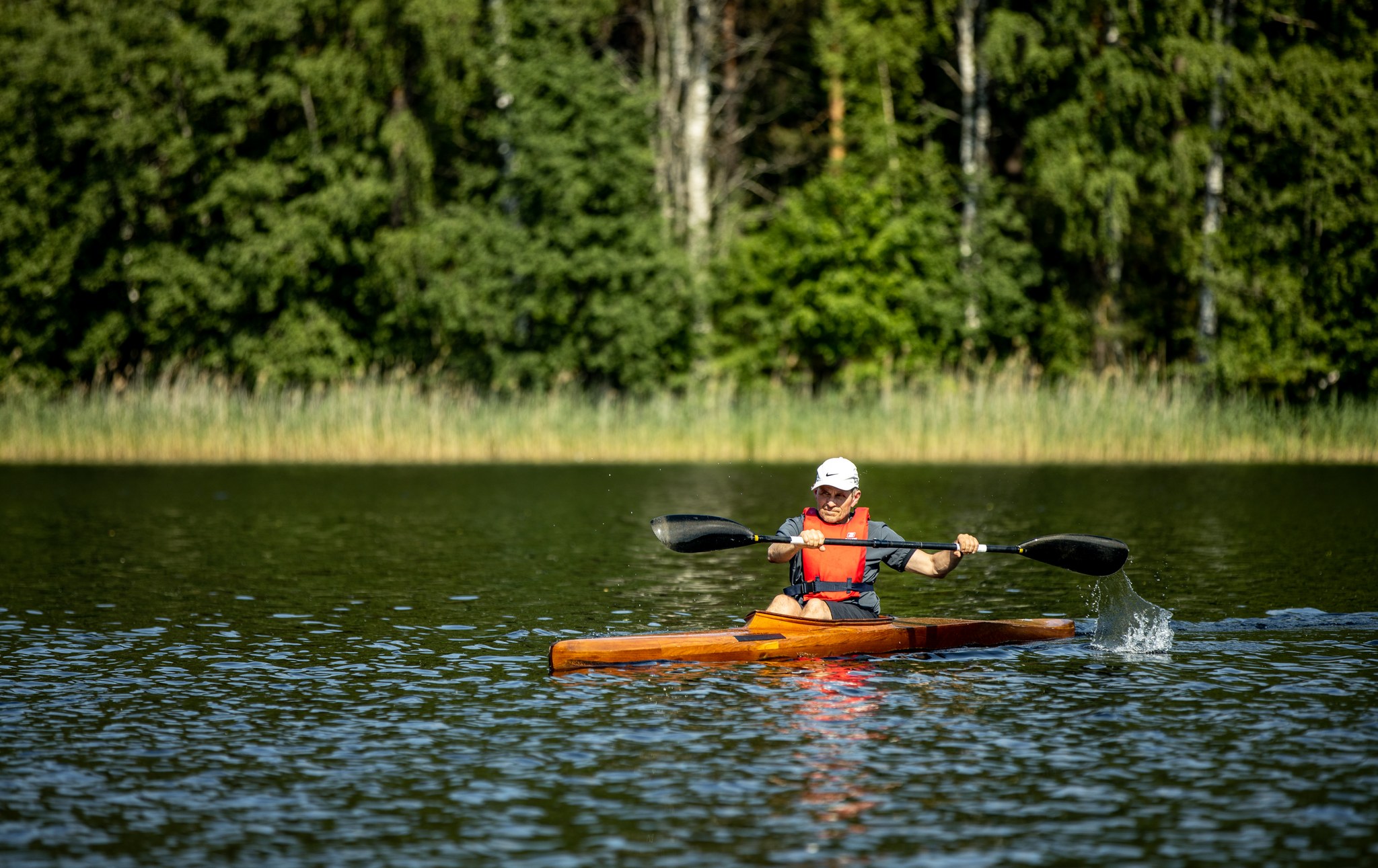 Työterveyslääkäri rentoutuu vapaa-ajalla meloen.