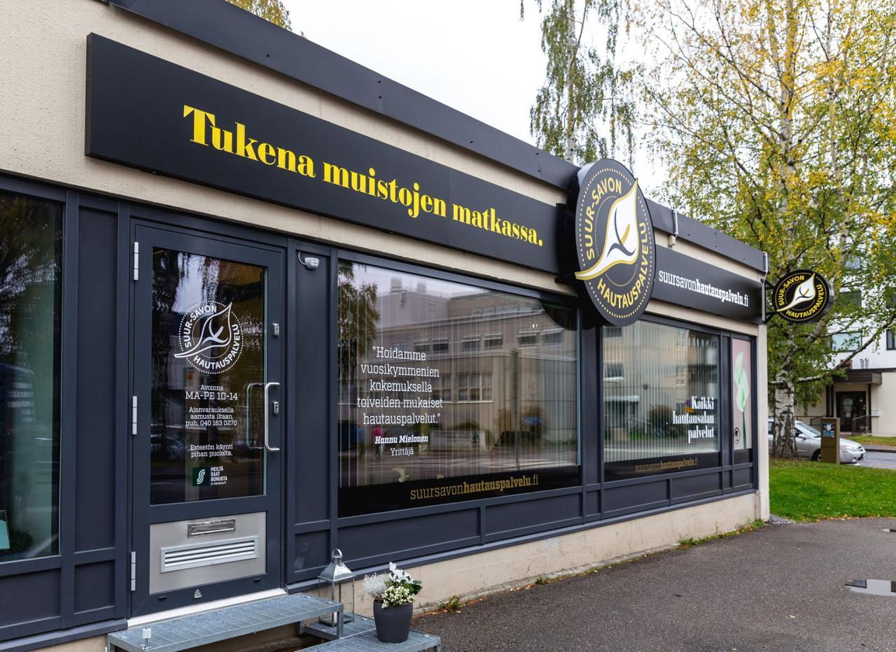 Suur-Savon Hautauspalvelun toimitilojen julkisivun ikkunateippaukset.