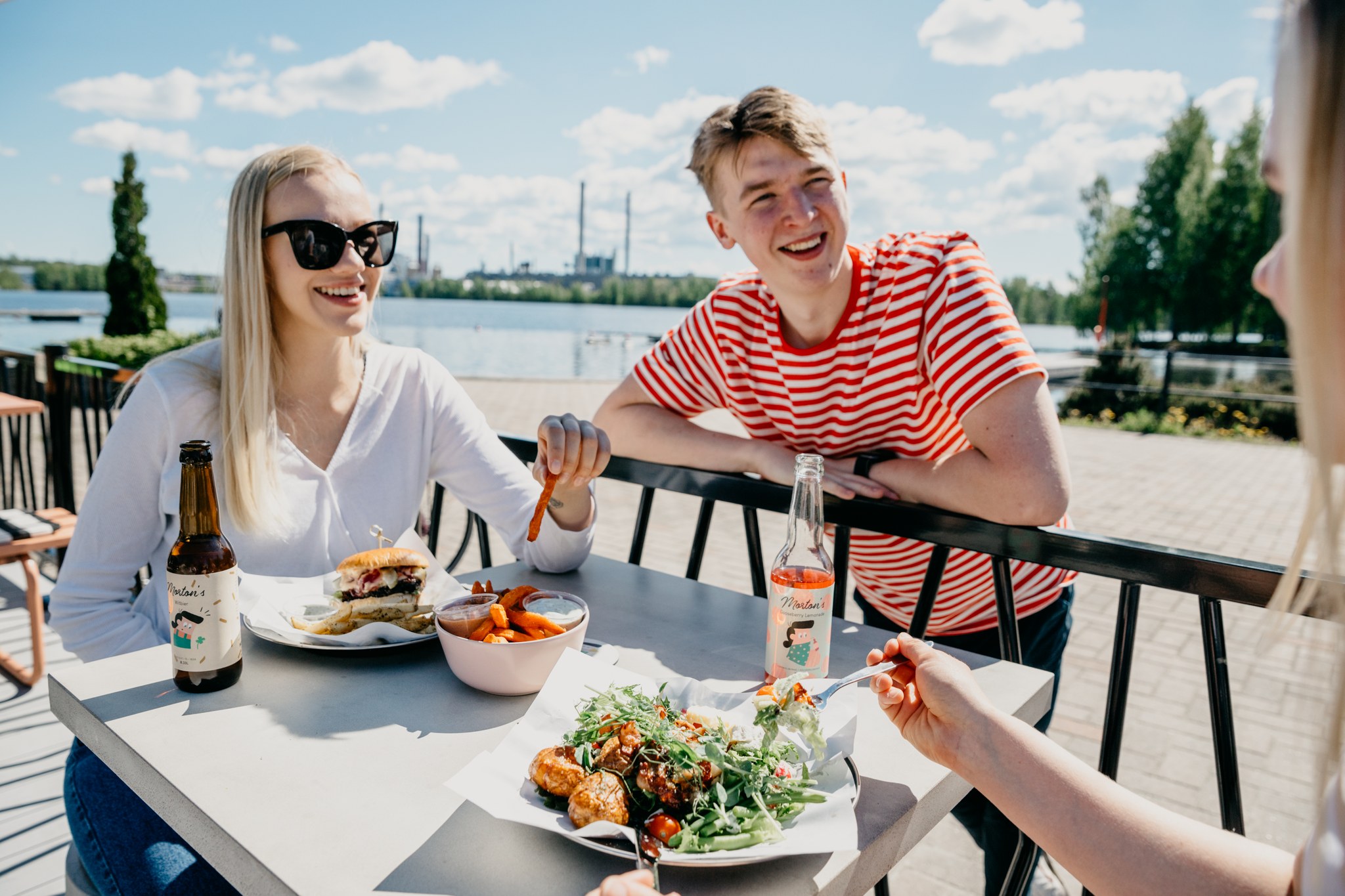 Konttiravintola Morton sijaitsee Saimaan rannalla. 