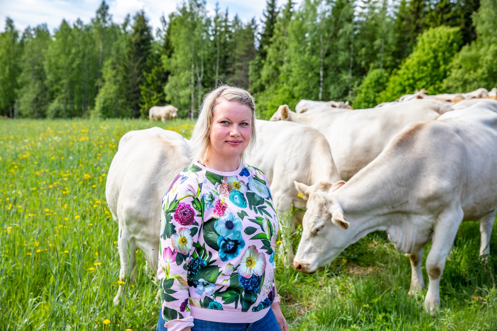 Tiisanmäen lammastilan emäntä Hanna Niskanen yhdessä paimenkoiransa kanssa.